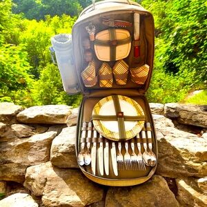 Turn Any Spot into a Cozy Retreat – The Picnic Backpack for Adventure Seekers!